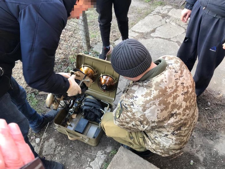 В Одесской области задержали очередного диверсанта - обнаружили взрывчатку, военные средства связи, списки патриотически настроенных граждан 02