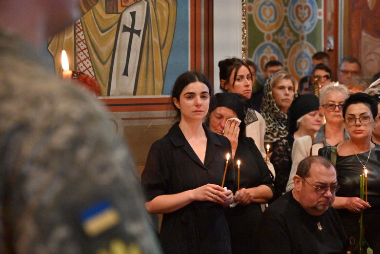 Із бойовим медиком Євгеном Бешлягою, який загинув під Бахмутом під час здійснення евакуаційної місії, попрощалися у Києві 37