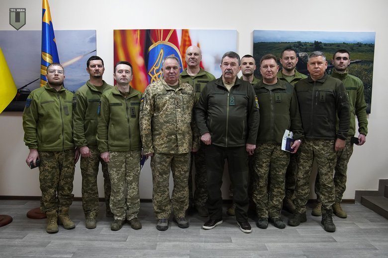 Кузьмук нагороджує воїнів