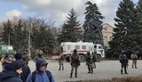 В Скадовск вошли военные РФ, вынесли компьютеры из горсовета и не пустили жителей к памятнику Шевченко. ВИДЕО+ФОТОрепортаж