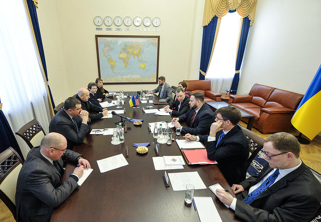 США вітають процеси реформування сектору безпеки і оборони України, - Волкер на зустрічі з Турчиновим 02