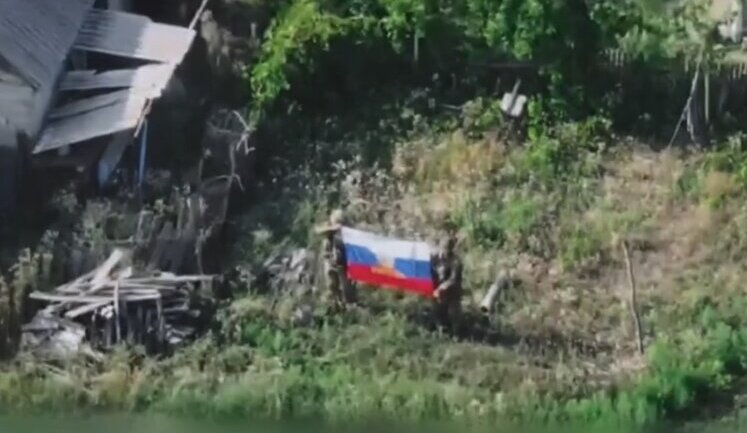 Наши спецназовцы взяли в плен двух оккупантов, которые пытались установить флаг России в Донецкой области. ВИДЕО
