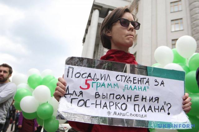 200 людей під Кабміном вимагали легалізувати марихуану 05