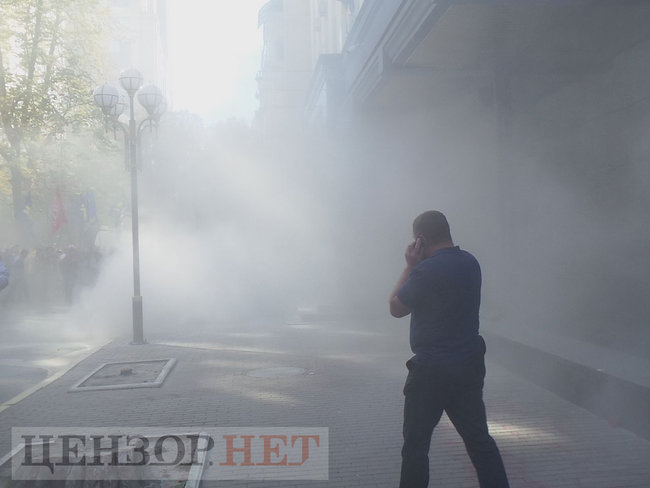 Під час мітингу під ГПУ проти екстрадиції в РФ Тумгоєва сталися сутички: мітингувальники бють вікна, їх у відповідь поливають водою зі шлангів 33