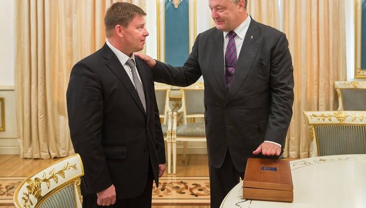 Порошенко наградил полковника Мамчура именным оружием. ФОТОрепортаж