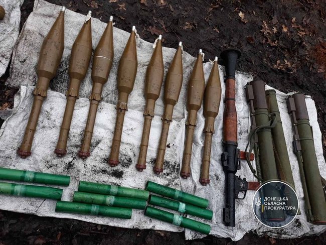 Тайник с гранатометами и боеприпасами обнаружен на Донетчине, - прокуратура 01