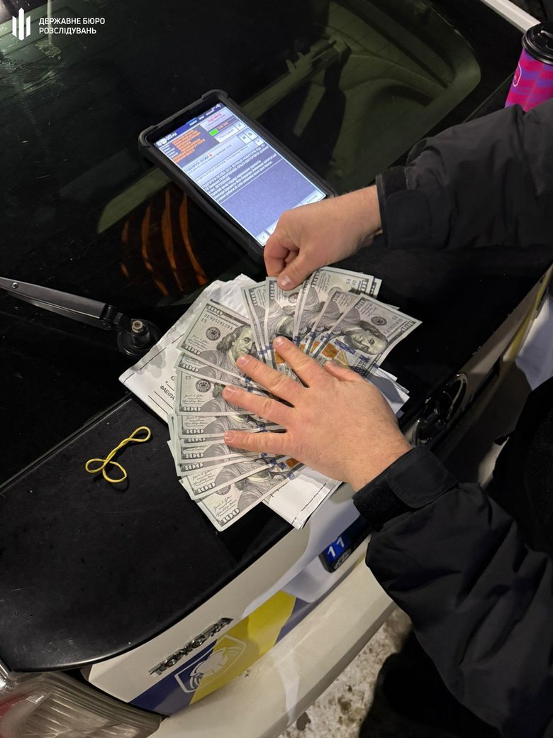 В Одесі ДБР затримало правоохоронців, які вимагали гроші з водіїв авто за не доставлення їх до ТЦК