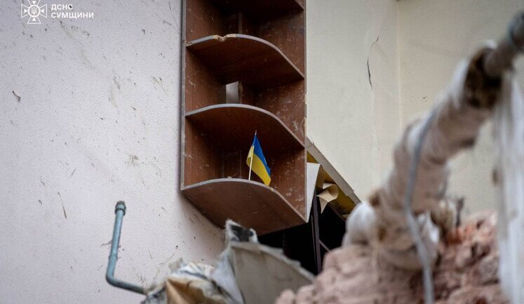 Флаг Украины остался невредимым среди руин в Сумах: Мы стоим и выстоим, - ГСЧС. ВИДЕО+ФОТО