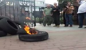 Під Апеляційним судом Києва мітингувальники запалили шини з вимогою притягнути до відповідальності вбивць Небесної сотні. ВІДЕО+ФОТОрепортаж