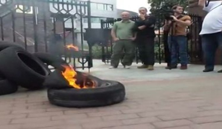 Під Апеляційним судом Києва мітингувальники запалили шини з вимогою притягнути до відповідальності вбивць Небесної сотні. ВІДЕО+ФОТОрепортаж