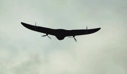 дрон атакує російський бпла