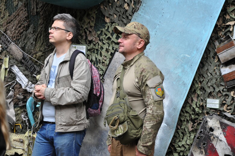 Кресло-катапульта, образцы снарядов и личные вещи рашистов: На Андреевском спуске открылась благотворительная выставка Спротив-2022 59 Кресло-катапульта, образцы снарядов и личные вещи рашистов: На Андреевском спуске открылась благотворительная выставка Спротив-2022 59