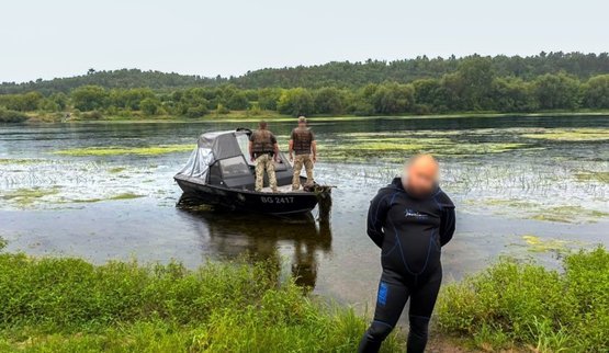 Border guards detain man from Vinnytsia region who tried to cross Dniester in flippers to reach Moldova. VIDEO&PHOTOS