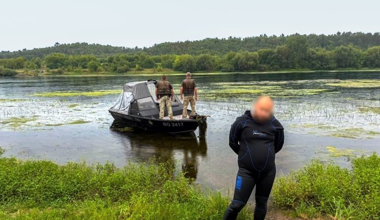 Border guards detain man from Vinnytsia region who tried to cross Dniester in flippers to reach Moldova. VIDEO&PHOTOS