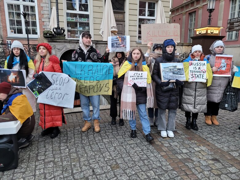 В Гданьске протестовали против ракетных атак РФ по Украине 12 В Гданьске протестовали против ракетных атак РФ по Украине 12