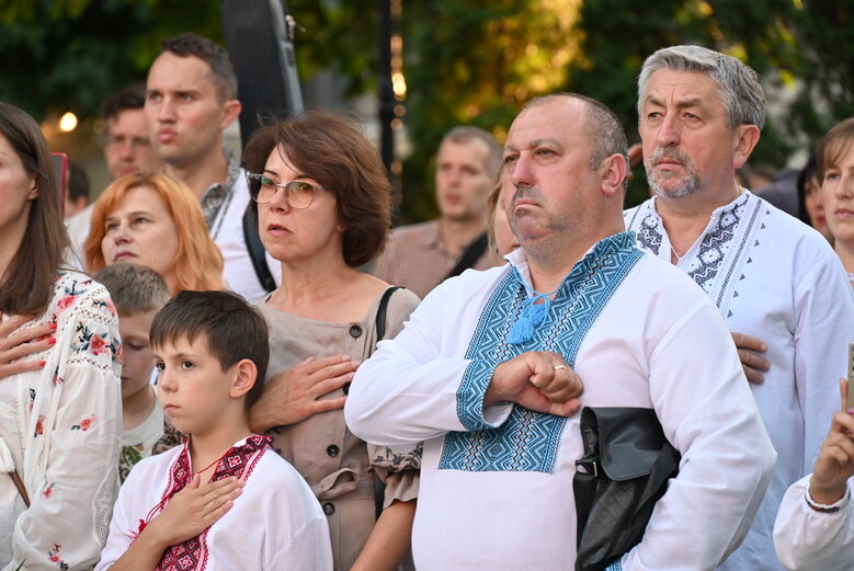 У Києві вшанували пам’ять Андрія Бабінського - воїна 80-ої ОДШБр та засновника Мегамаршу у вишиванках 04