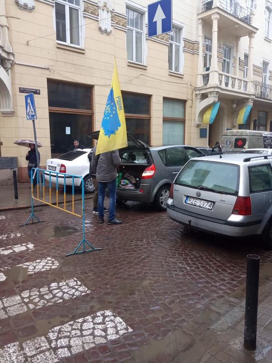 Євробляхери перекрили вулицю перед Львівською митницею: вимагають знизити ціну розмитнення 01
