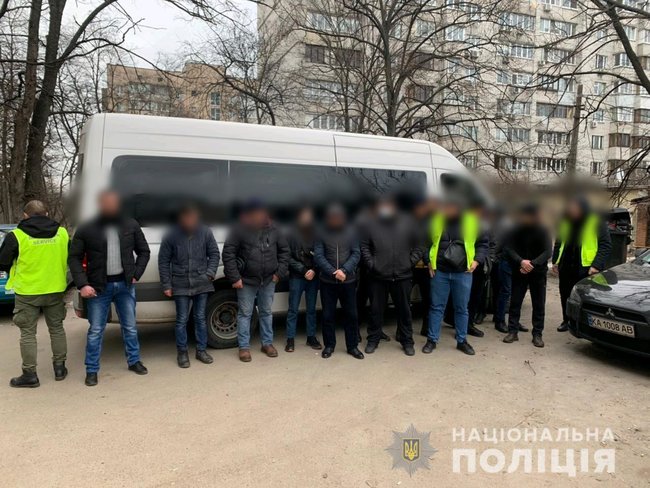 Полиция разоблачила схему незаконной легализации иностранцев на территории Украины: среди организаторов экс-сотрудник Миграционной службы 04
