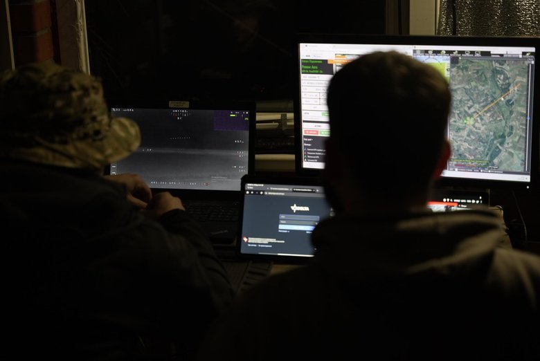 Українські військовослужбовці дистанційно керують БпЛА