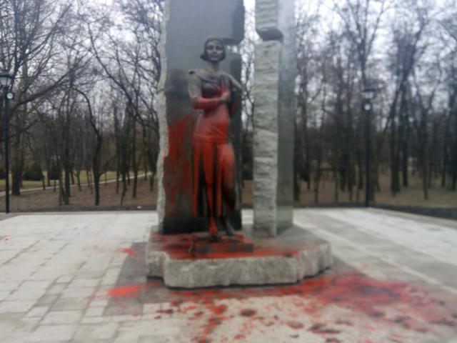 В Бабьем Яру облили краской новый памятник Телиге 01