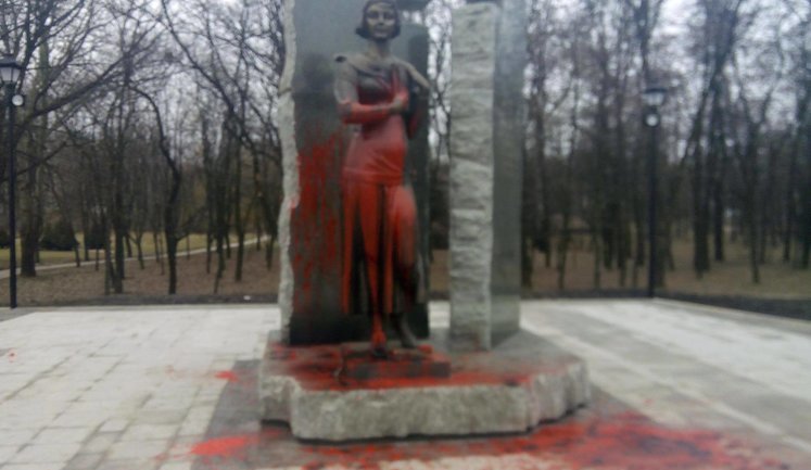 New monument to poetess Olena Teliha poured over with red paint in Babyn Yar. PHOTO