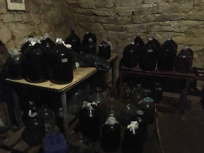 Кустарне виробництво фальсифікованого вина ліквідували на Миколаївщині 03