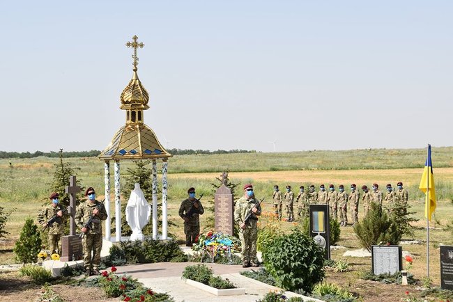 Командующий Объединенными силами Кравченко наградил десантников на горе Карачун 02