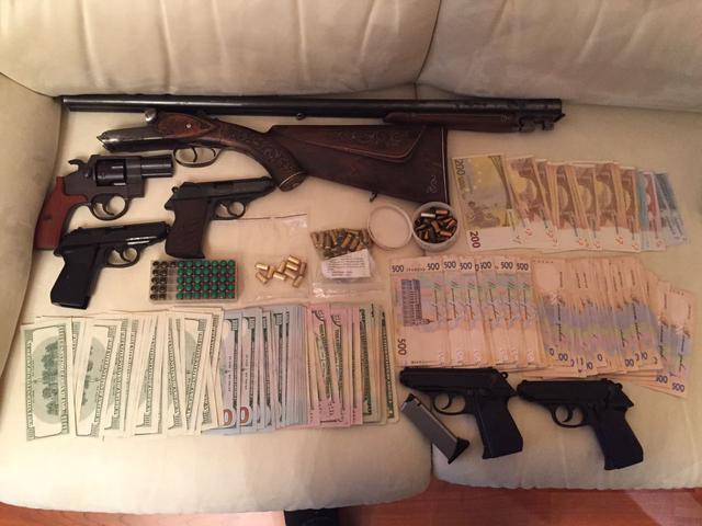 SBU officers apprehended criminal group of arms traders 11