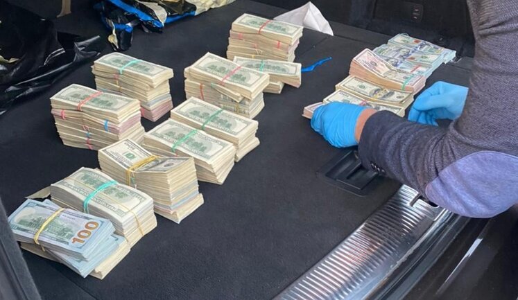 НАБУ закрило провадження по митнику, у автівці якого знайшли майже 700 тис. доларів