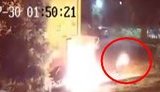 У Запоріжжі невідомий зловмисник мало не згорів сам, підпалюючи чужий автомобіль. ВІДЕО камер спостереження