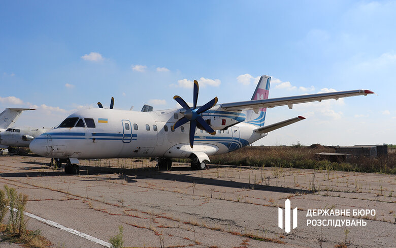 Суд арештував літак АН-140-100, який підприємець-зрадник планував передати росіянам після захоплення південних областей, - ДБР 01