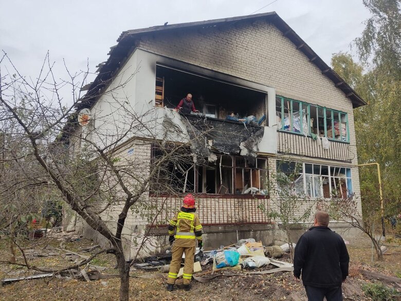 Ворог завдав ракетного удару по селу на Харківщині, двоє постраждалих 03