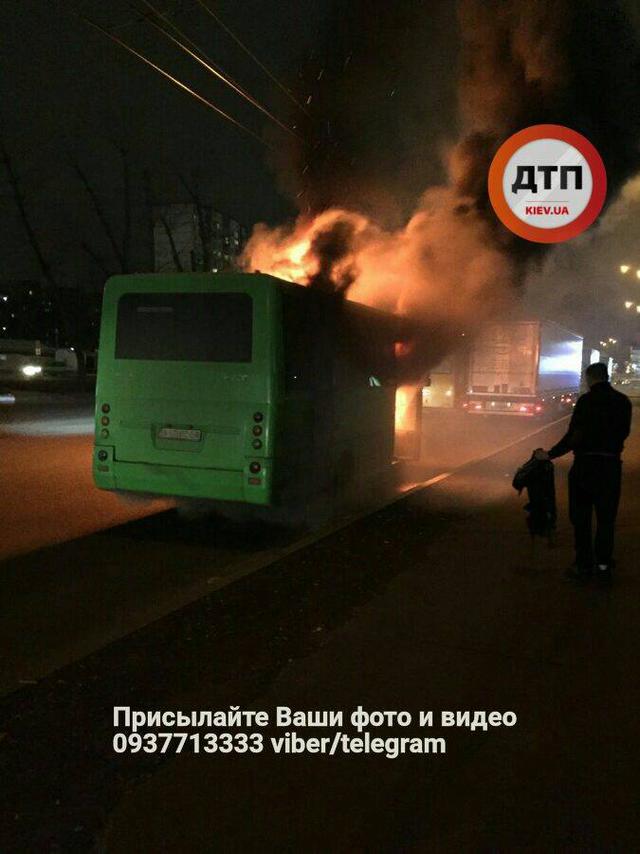 На столичній Кільцевій згоріла маршрутка 01