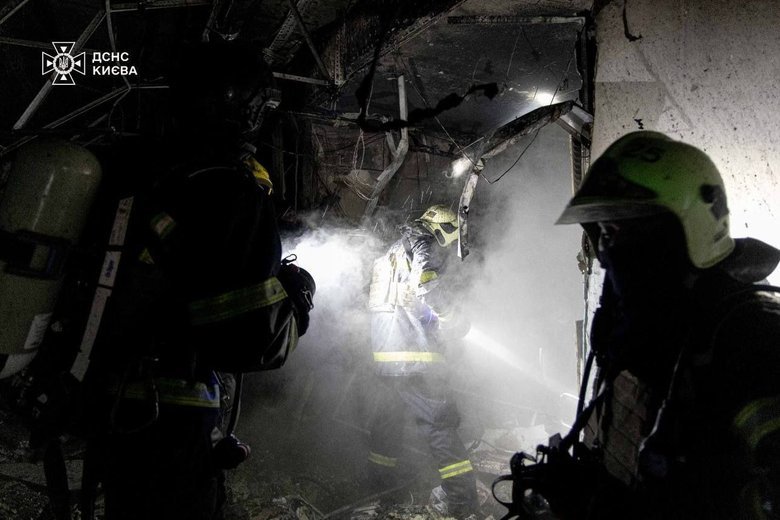 Нічна атака РФ на Київ: в Оболоні загорівся медзаклад, є загиблий