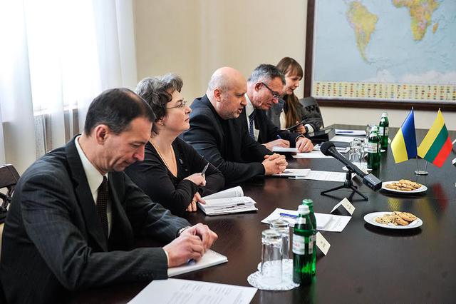 Турчинов і Лінкявічюс обговорили питання загострення ситуації на Донбасі 02