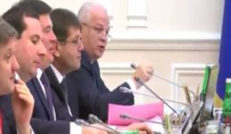 "Арсен Борисович, были предложения поднять и до 104 гривен", - Кубив и Аваков на заседании Кабмина дискутируют о цене водки. ВИДЕО