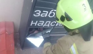 Рятувальники звільнили 15-річну дівчину, яка була закритою у комірці поштомату у Рівному. ВIДЕО