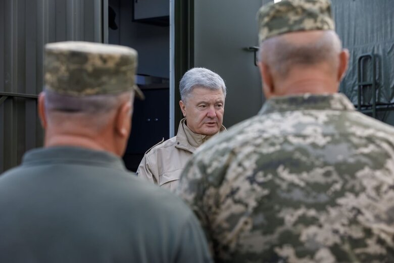 Порошенко передав допомогу воїнам ППО та військової авіації