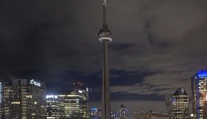 Підсвічення найвищої вежі Канади CN Tower вимкнули на знак жалоби за жертвами авіакатастрофи в Ірані. ФОТО