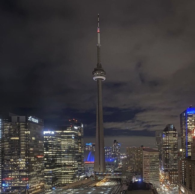 Підсвічення найвищої вежі Канади CN Tower вимкнули на знак жалоби за жертвами авіакатастрофи в Ірані 01