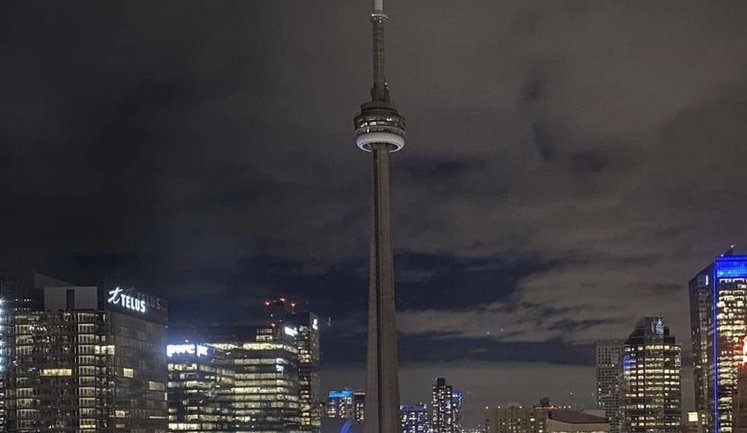 Підсвічення найвищої вежі Канади CN Tower вимкнули на знак жалоби за жертвами авіакатастрофи в Ірані. ФОТО