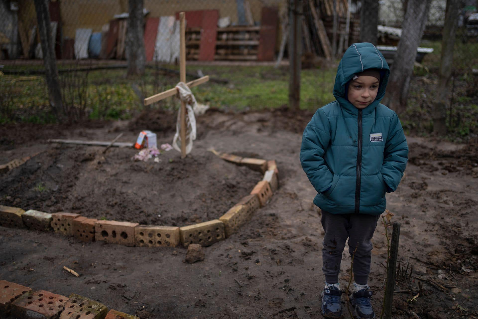 Зверства российской армии: 6-летний мальчик на могиле мамы, похороненной во  дворе дома. ФОТО ДНЯ | Цензор.НЕТ