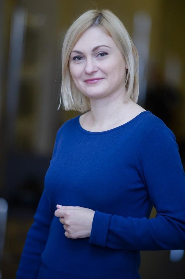 Слуга народу Євгенія Кравчук: Чому у партії падають рейтинги? А ви бачили якусь партію влади, у якої після 1,5-2 років зростали рейтинги? 01