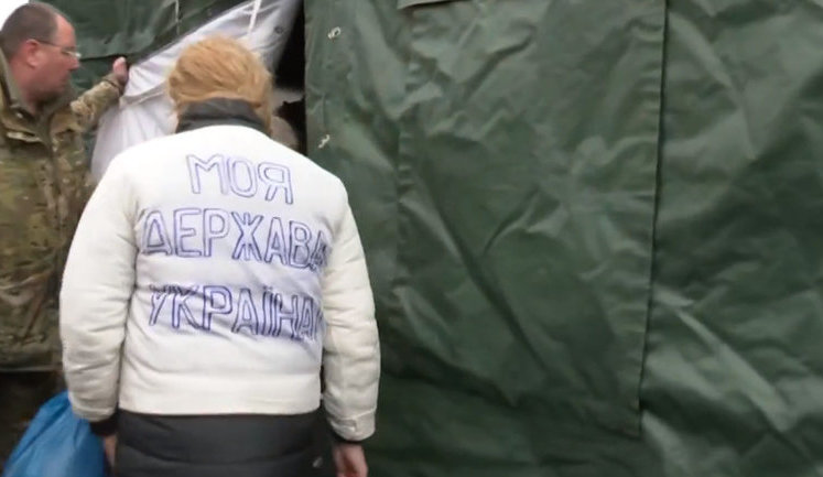 Мешканка Первомайська Сорокіна, затримана терористами в 2018 році, приїхала на обмін у куртці з написом "Моя держава - Україна". ФОТО