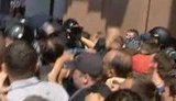 Украинцы заставили "Беркут" снять осаду Украинского дома: "Тікай, на х#й, б#ядь!" + ВИДЕО.