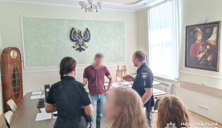 У Чернігівській міськраді - слідчі дії у справі щодо незаконного виділення земельної ділянки, - ДСР Нацполіції. ФОТО