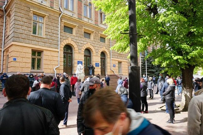 В Черновцах предприниматели пикетируют ОГА с требованием открыть рынки 01