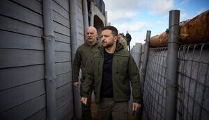 Президент Зеленський оглядає будівництво фортифікацій