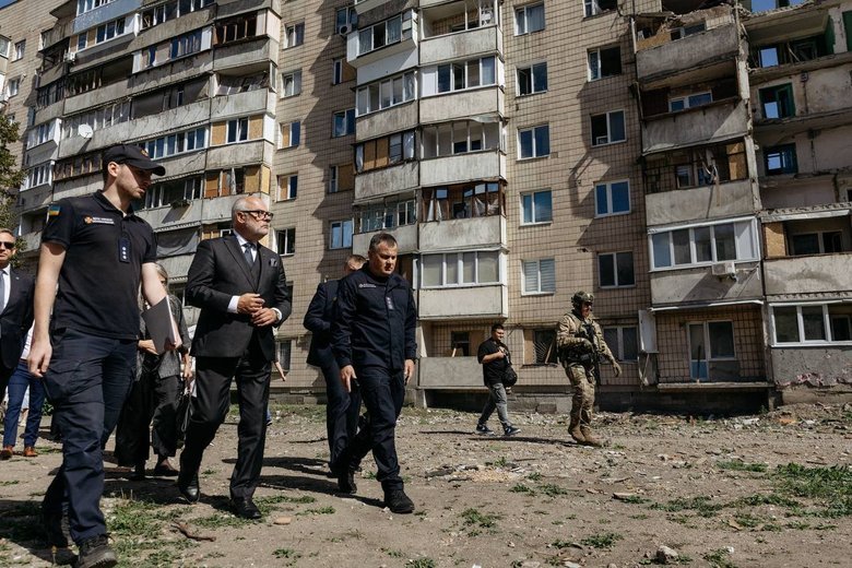 Іноземним делегаціям показали наслідки російських ударів по Києву