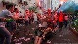 Выпускники устроили гонки на тазах и принимали "пивной душ". ФОТОрепортаж